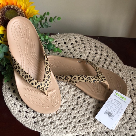 CROCS Shoes - CROCS Kadee II Women’s Leopard Print Tan Flip Sandals SIZE 8